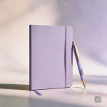 Penna in alluminio con dettagli dorati opachi, intaglio e inchiostro blu color viola