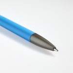 Penna a sfera in alluminio gommato con clip in plastica e inchiostro blu color azzurro