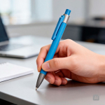 Penna a sfera in alluminio gommato con clip in plastica e inchiostro blu color azzurro