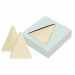 Tavoletta di cioccolato bianco con mandorle triangolare color bianco seconda vista