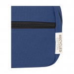 Beauty case in tela riciclata 330 g/m² con comodo cinturino color blu mare seconda vista