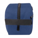 Beauty case in tela riciclata 330 g/m² con comodo cinturino color blu mare vista laterale