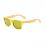 Occhiali da sole con stanghette di bambù e lenti AC colorate UV400 color giallo prima vista