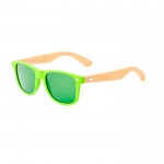 Occhiali da sole con stanghette di bambù e lenti AC colorate UV400 color verde chiaro  prima vista