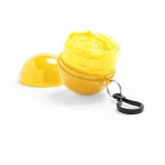 Impermeabile per bambini in una sfera con gancio portachiavi color giallo prima vista
