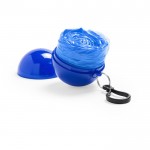 Impermeabile per bambini in una sfera con gancio portachiavi color blu prima vista