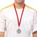 Medaglia con torcia olimpica color argento seconda vista