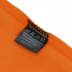 Colorate magliette sportive con logo colore arancione dettaglio etichetta