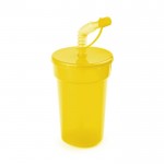 Bicchieri di plastica con cannuccia colore giallo