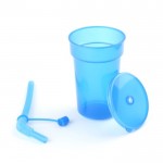Bicchieri di plastica con cannuccia e tappo colore blu