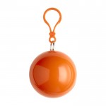 Impermeabile in custodia sferica di plastica con moschettone color arancione prima vista