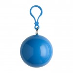 Impermeabile in custodia sferica di plastica con moschettone color azzurro prima vista