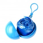 Impermeabile in custodia sferica di plastica con moschettone color azzurro terza vista
