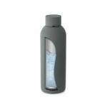 Bottiglia con finitura esterna gommata color grigio scuro quinta vista