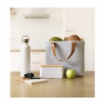 Shopping bag in feltro RPET con manici in pelle sintetica color grigio chiaro terza vista