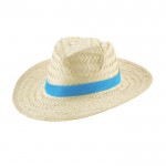 Eleganti cappelli di paglia con nastro color azzurro