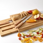 Tagliere in bambù con scomparto scorrevole per tre coltelli da cucina color naturale