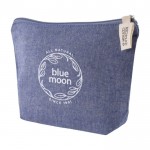 Pochette in cotone riciclato con logo color blu quarta vista