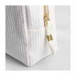 Beauty case in cotone waffle da 240 g/m² con cerniera dorata color bianco quarta vista