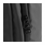 Zaino in poliestere impermeabile con tasca per pc da 15” color nero vista dettaglio