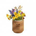 Vasetto in sughero con bicchiere, substrato e semi di fiori color marrone vista area di stampa
