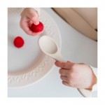 Cucchiaio per bambini in silicone personalizzabile color beige prima vista