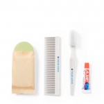 Spazzolino da denti, dentifricio, sapone e pettine vista area di stampa