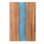 Tagliere con logo in legno di acacia con dettaglio in resina epossidica color legno quarta vista