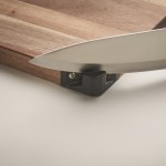 Tagliere rettangolare in legno di acacia con affilalame su un angolo color legno vista fotografica