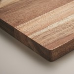 Tagliere rettangolare in legno di acacia con affilalame su un angolo dettaglio angolo
