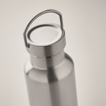 Bottiglia in acciaio riciclato coibentata sottovuoto da 500ml color argento opaco vista fotografica