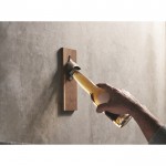 Apribottiglie da parete in legno di acacia con magnete per fissaggio color legno quinta vista fotografica