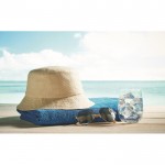 Cappello da pescatore personalizzabile in carta di paglia color beige vista ambiente