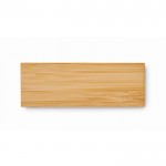 Targhetta rigida di bambù con spilla sul retro color legno seconda vista