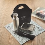 Borraccia, lunch box, posate e borsa in neoprene color nero vista ambiente principale