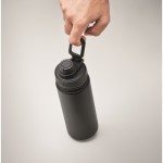 Bottiglia d'acciaio isolata con beccuccio color nero vista dettaglio 3