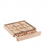 Tavola da sudoku in legno con tessere dei numeri vista area di stampa