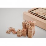 Tavola da sudoku in legno con tessere dei numeri color legno vista dettaglio 3