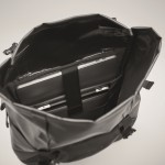 Zaino in tela 50C con chiusura roll top ed imbottitura color nero ottava vista fotografica