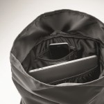Zaini rolltop personalizzati in poliestere 600D RPET color nero vista fotografia