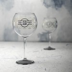 Bicchieri da vino e cocktail con logo color transparente vista ambiente