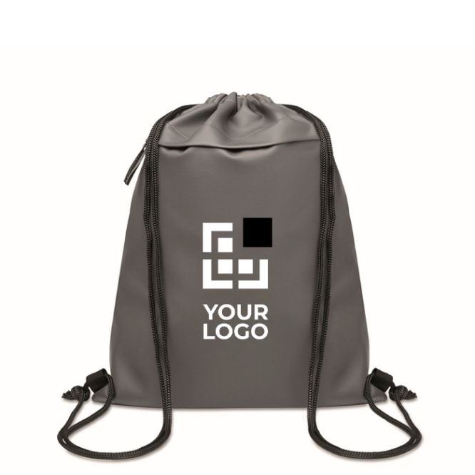 Zainetto a sacca in RPET e PU con tasca frontale