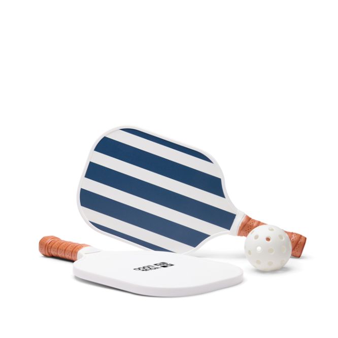 Set da pickleball con racchette in legno e pallina per giocare