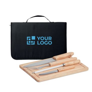 Tagliere in legno con 4 accessori da barbecue vista area di stampa