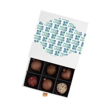Assortimento di cioccolatini al latte e tartufi in confezione elegante Assortimento di cioccolatini al latte e tartufi in confezione elegante