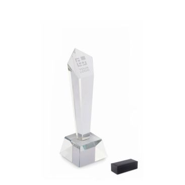 Trofeo di cristallo a forma geometrica verticale su base di cristallo.