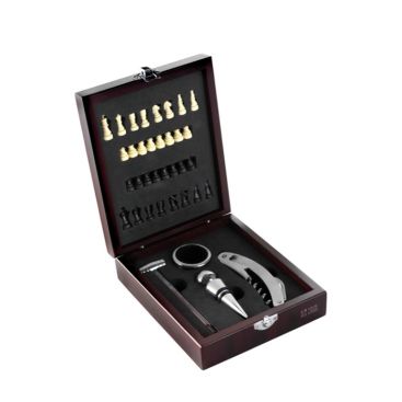Set da vino in scatola di legno con scacchiera sul coperchio