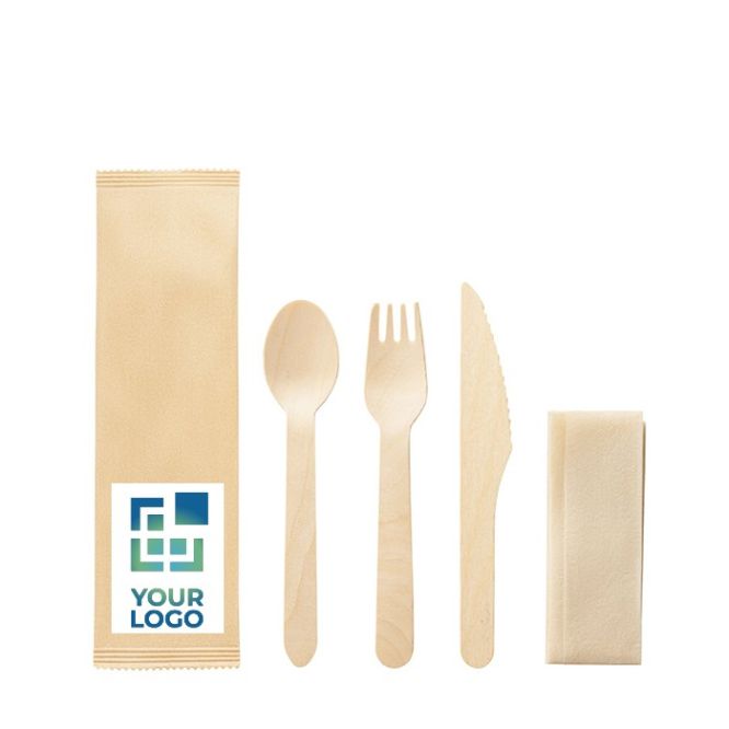 Posate in legno con tovagliolo