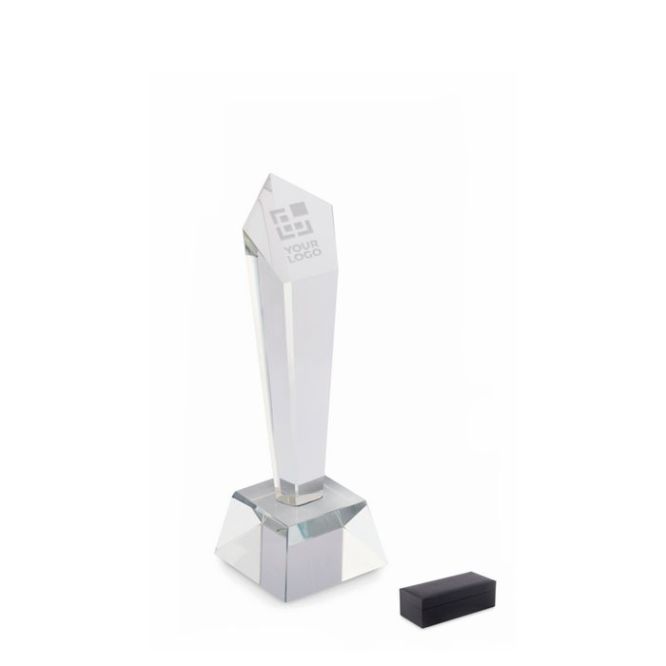 Trofeo di cristallo a forma geometrica verticale su base di cristallo.