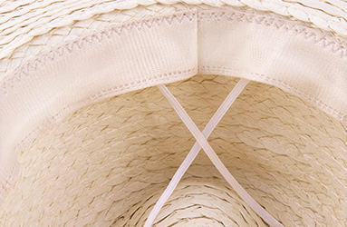 Dettaglio dell’interno di un cappello di paglia